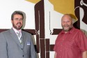 Helmut Eichhorn (rechts) und FHöV-Direktor Weisbrod vor dem Wandgemälde