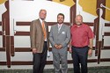 Der Knstler Helmut Eichhorn (rechts) mit Prof. Dr. Schwarting (links - Stdtetag Rheinland-Pfalz) und FHV-Direktor Weisbrod (rechts) vor dem Wandgemlde.